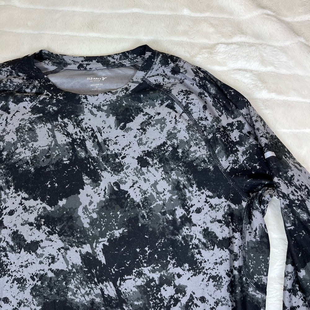 Old Navy M Breathe On Active Performance Top Abstract Grey Long Sleeve Fall